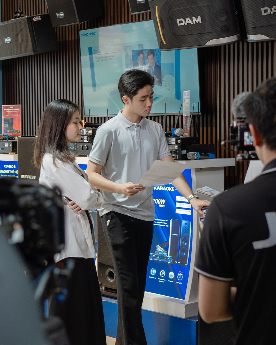 Hậu trường: ê-kíp Juva Media quay tại showroom thiết bị âm thanh của khách hàng