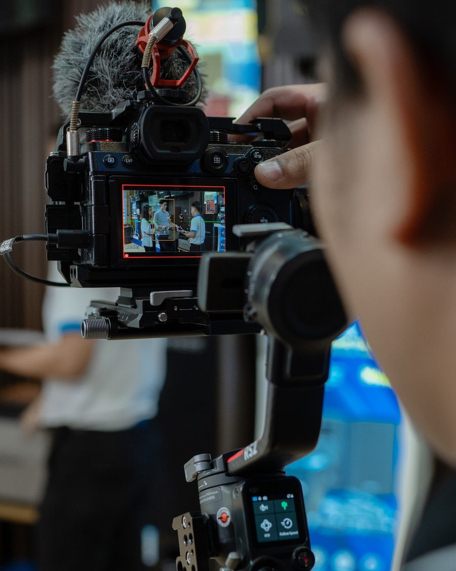 Ê-kíp Juva Media đang quay video tại hiện trường