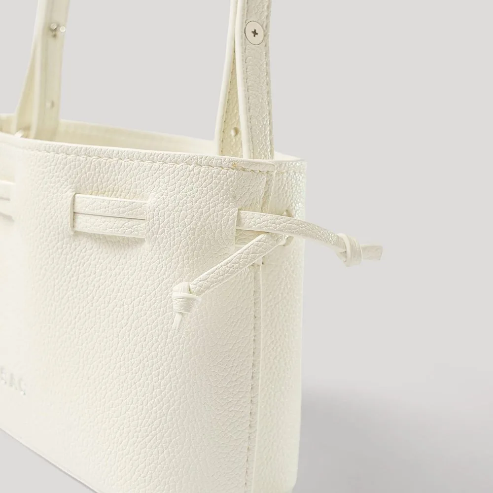 Ảnh Shopee ô 4 — cận cảnh vân da và đường may của túi xách