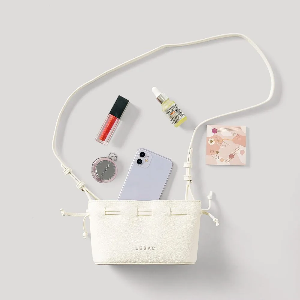 Ảnh Shopee ô 6 — túi xách bày cùng điện thoại, son và phấn để thể hiện sức chứa