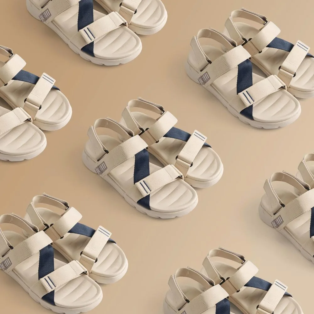 Nhiều đôi dép sandal xếp thành lưới đều nhau trên nền be