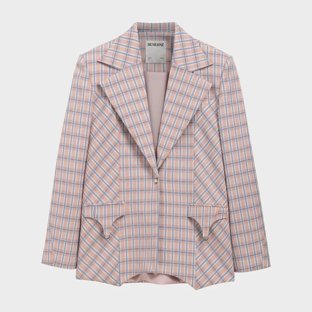 Áo blazer kẻ chụp flatlay nền trắng — kiểu sản phẩm bề mặt lì mà điện thoại chụp tốt