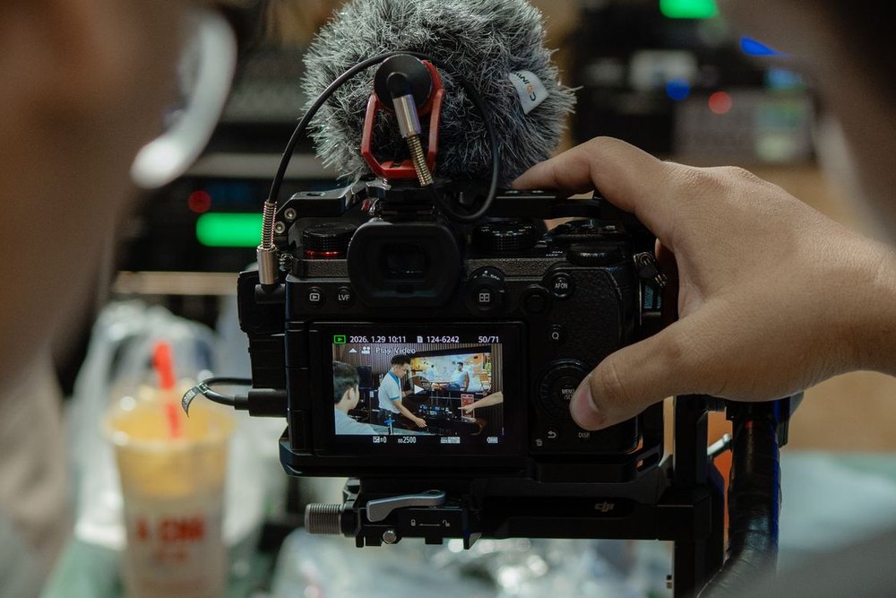Ê-kíp Juva Media đang thực hiện một buổi chụp sản phẩm tại studio