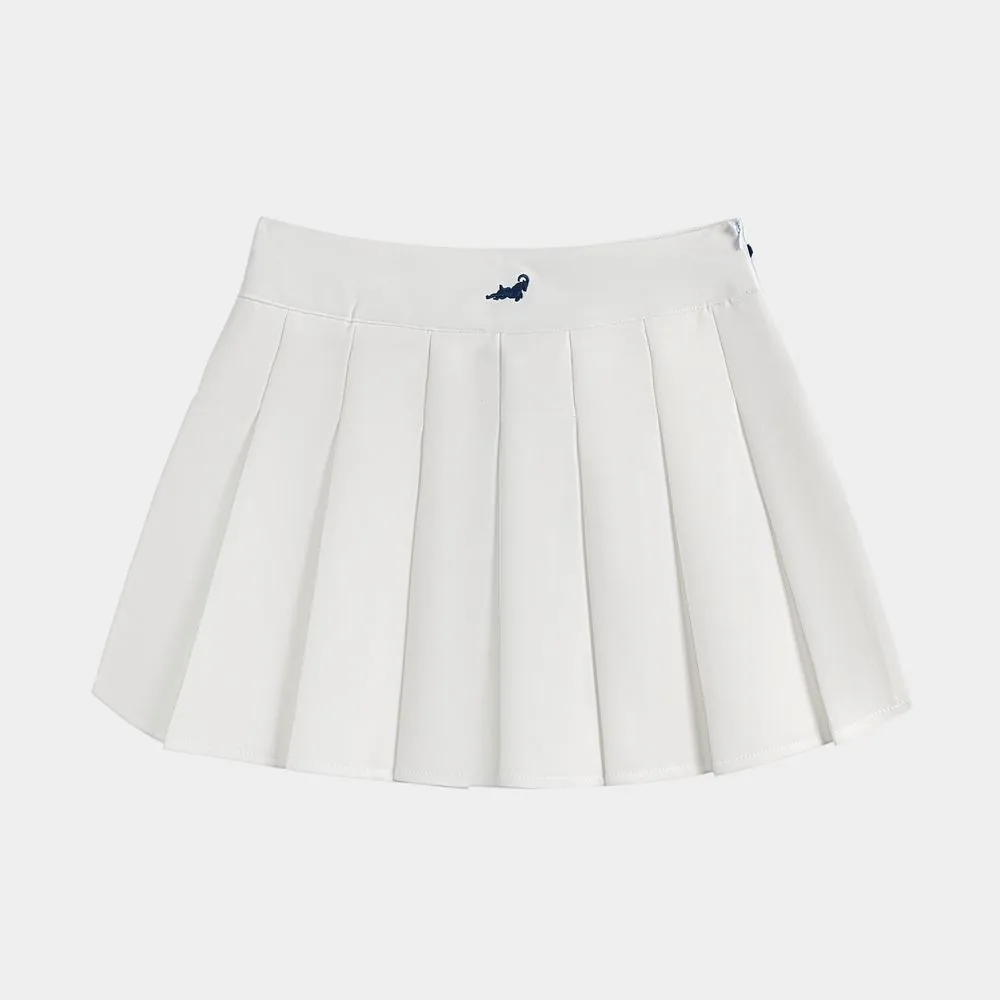Chân váy xếp ly chụp flatlay nền trắng với các nếp ly được sắp đều