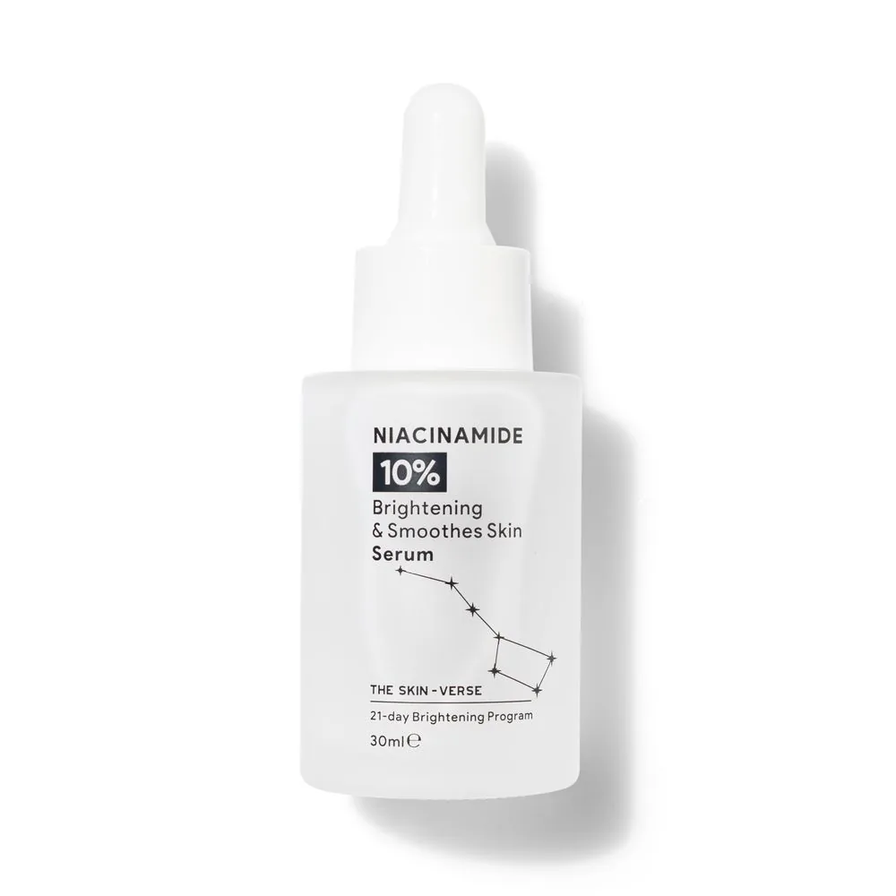 Chai serum dưỡng da chụp nền trắng với nhãn đọc rõ