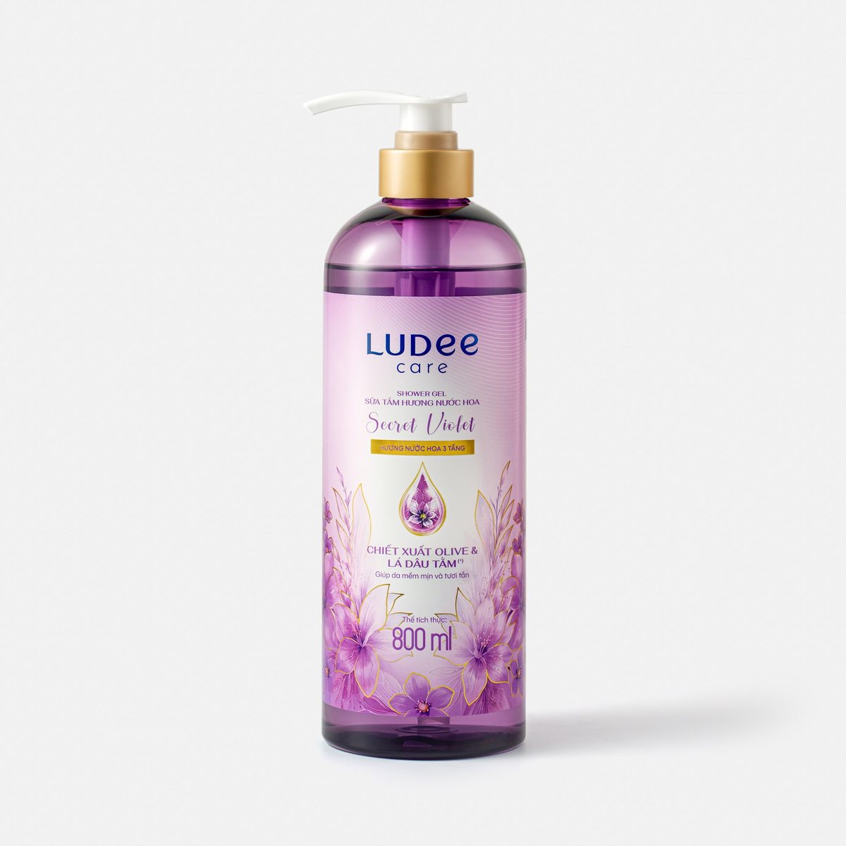 Ảnh nền trắng chai sữa tắm nhựa trong suốt màu tím 800ml, nắp nhấn mạ vàng, chụp tại studio Juva Media