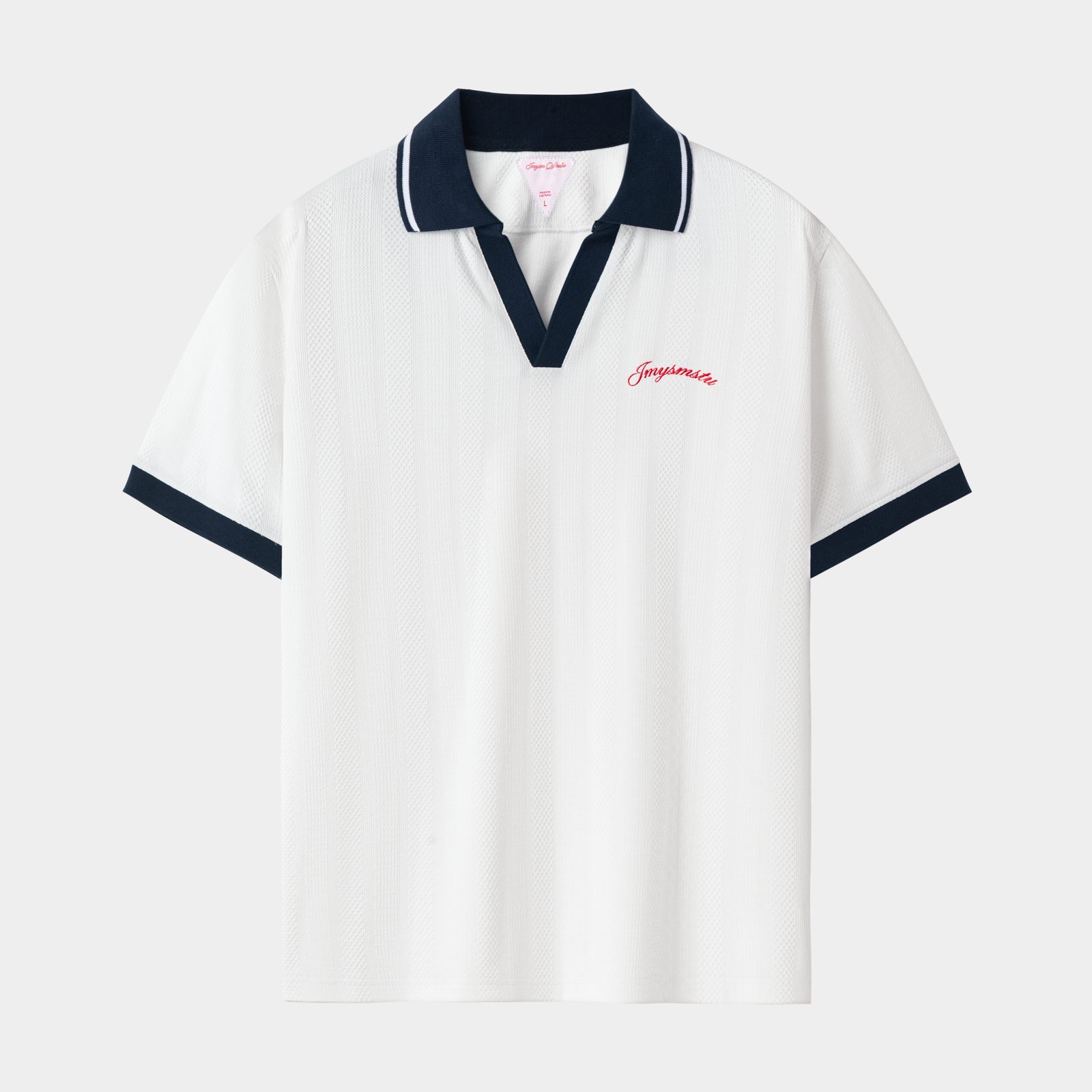Ảnh 2D trải phẳng áo polo cổ V màu trắng viền xanh navy, chụp nền xám tại studio Juva Media