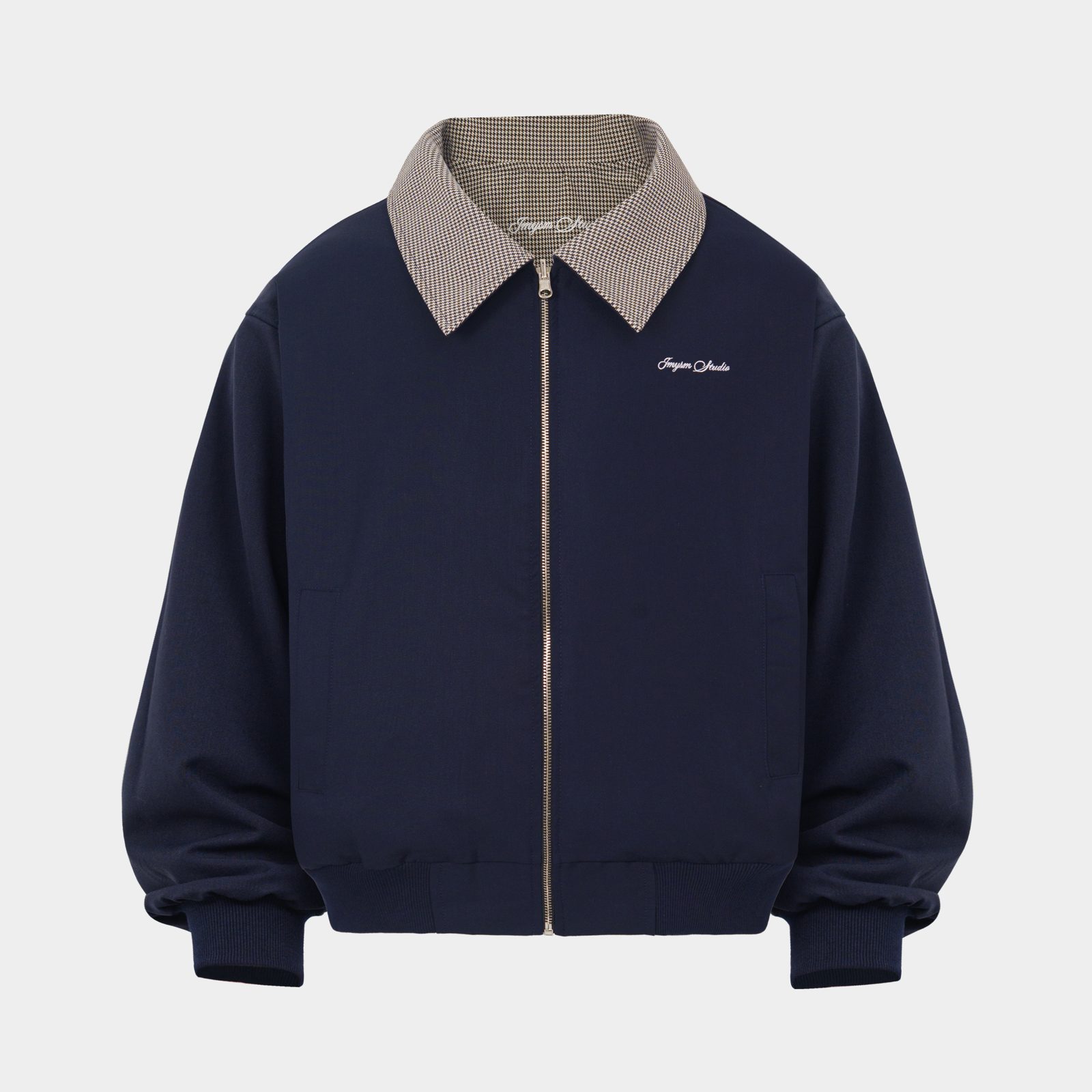 Ảnh form 3D áo khoác bomber xanh navy cổ kẻ caro, dựng phom đứng tự nhiên, chụp tại studio Juva Media