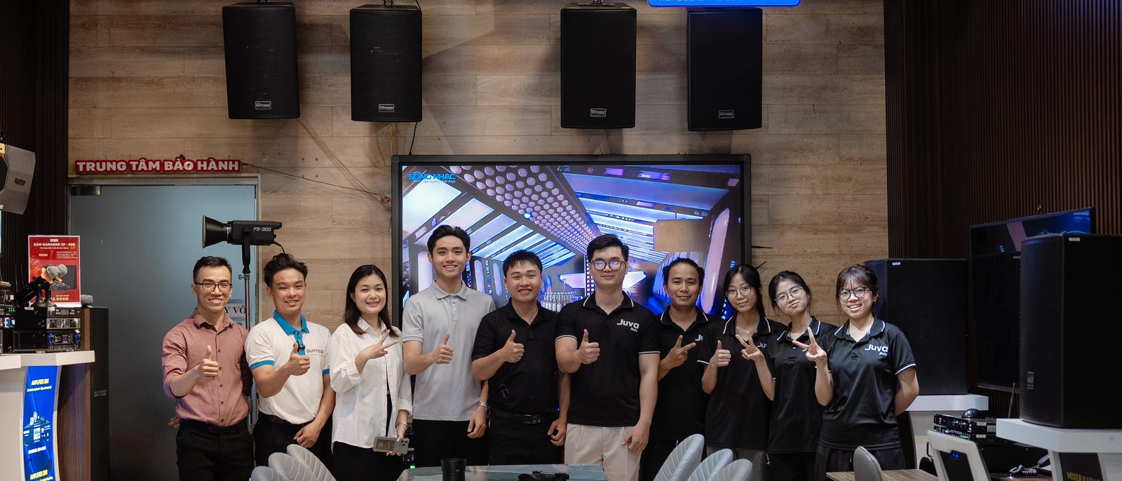Ê-kíp Juva Media cùng đội ngũ khách hàng tại showroom sau buổi quay