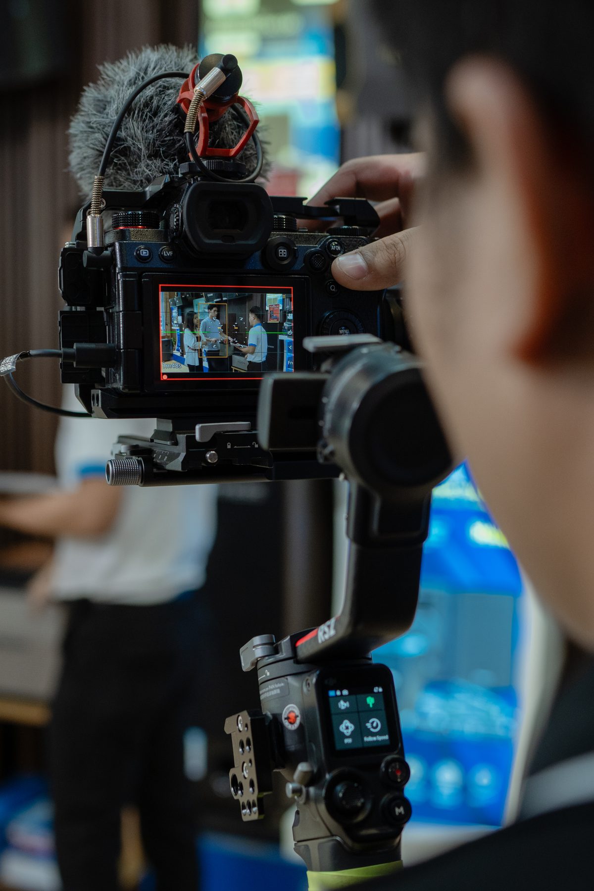 Ê-kíp Juva Media đang quay video doanh nghiệp bằng máy quay gắn gimbal tại hiện trường