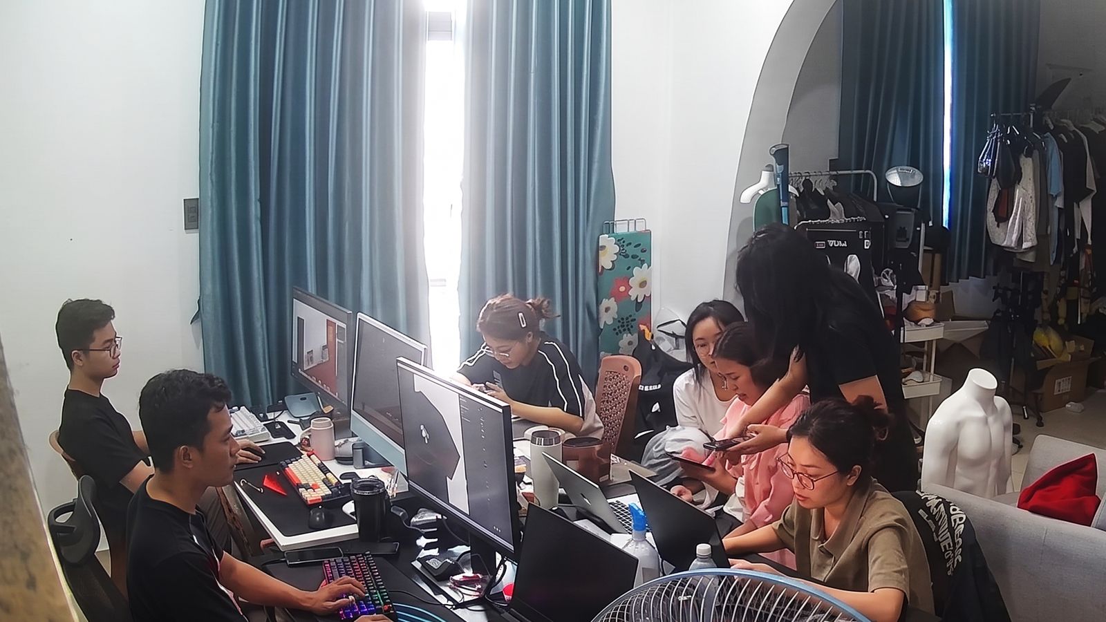 Ê-kíp Juva Media làm việc cùng nhau trong không gian studio những ngày đầu