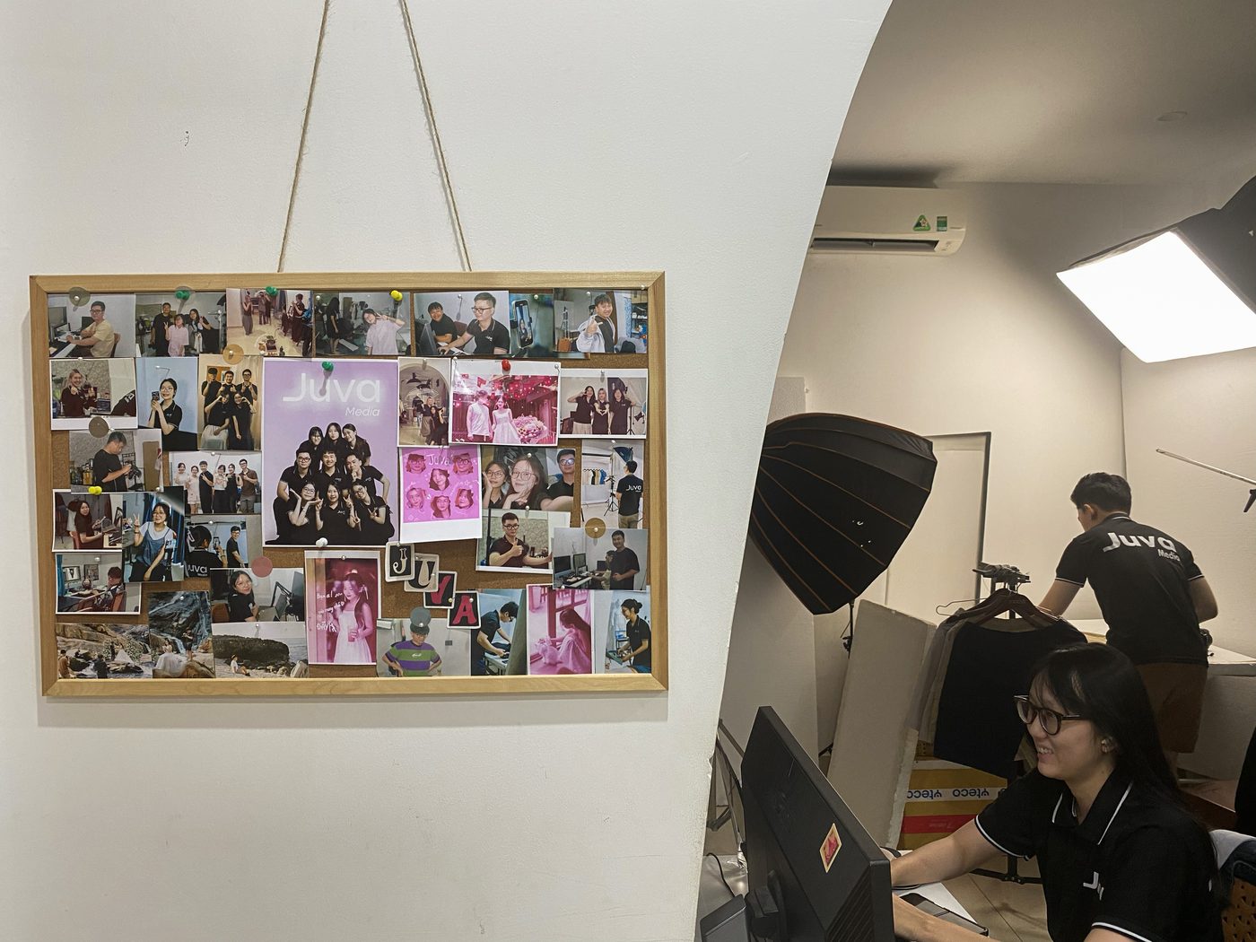 Không gian làm việc của Juva Media — bảng ảnh kỷ niệm của ê-kíp và góc studio đang set-up