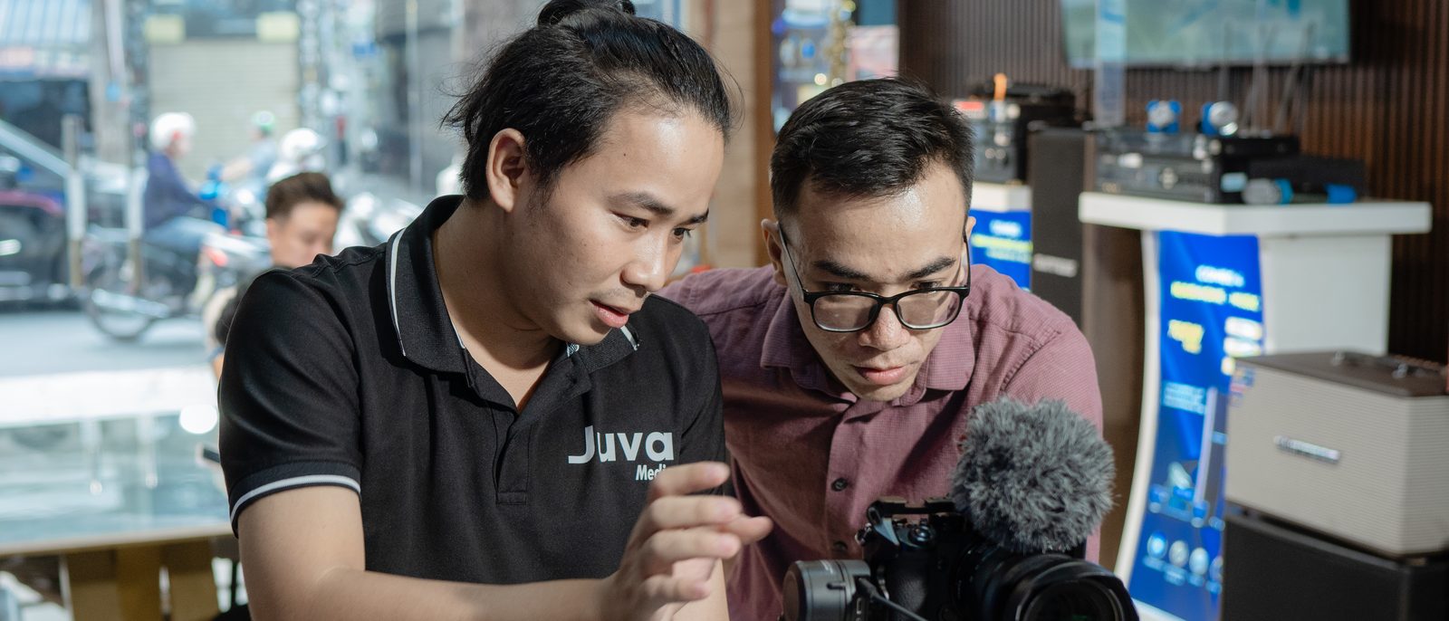 Ê-kíp Juva Media trao đổi trực tiếp với khách hàng trước buổi chụp