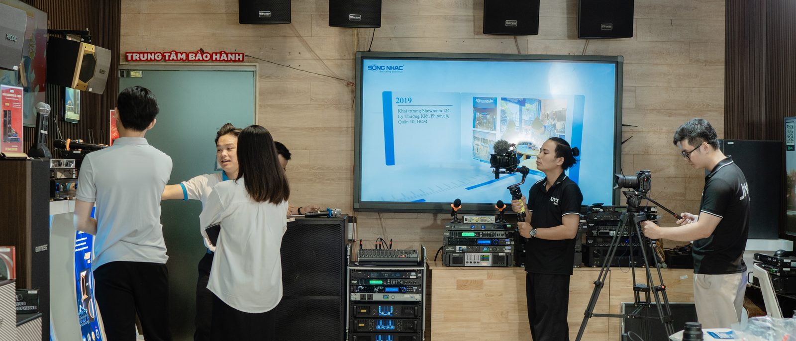 Ê-kíp Juva Media set up bối cảnh và thiết bị trong ngày chụp